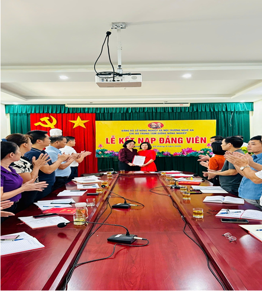 Chi bộ Trung tâm giống Nông nghiệp tổ chức Lễ kết nạp đảng viên mới