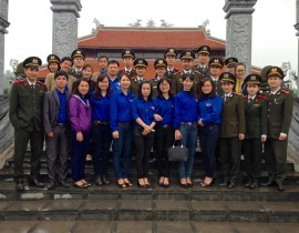 Chi-doan-Trung-tam-Giong-cay-trong-Nghe-An-va-Chi-doan-Phong-An-ninh-kinh-te-CA-tinh-tang-qua-cho-hoc-sinh-ngheo-vuot-kho-huyen-Do-Luong-2.jpg
