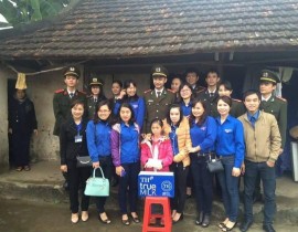 Chi-doan-Trung-tam-Giong-cay-trong-Nghe-An-va-Chi-doan-Phong-An-ninh-kinh-te-CA-tinh-tang-qua-cho-hoc-sinh-ngheo-vuot-kho-huyen-Do-Luong-3.jpg