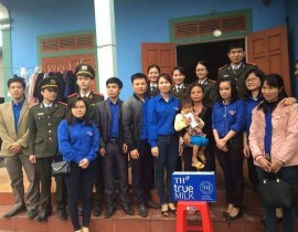Chi-doan-Trung-tam-Giong-cay-trong-Nghe-An-va-Chi-doan-Phong-An-ninh-kinh-te-CA-tinh-tang-qua-cho-hoc-sinh-ngheo-vuot-kho-huyen-Do-Luong-4.jpg