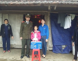 Doan-TN-Trung-ta-m-Doan-TN-PA81-ta-ng-qua-hoc-sinh-gioi-vu-o-t-kho.jpg