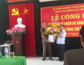 Dong-chi-Nguyen-Van-De-tang-hoa.jpg